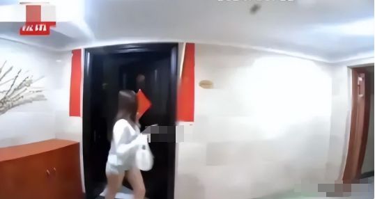 女子帶娃去度假丈夫3小時(shí)帶兩名女子回家被對門鄰居門鈴拍下(圖3)