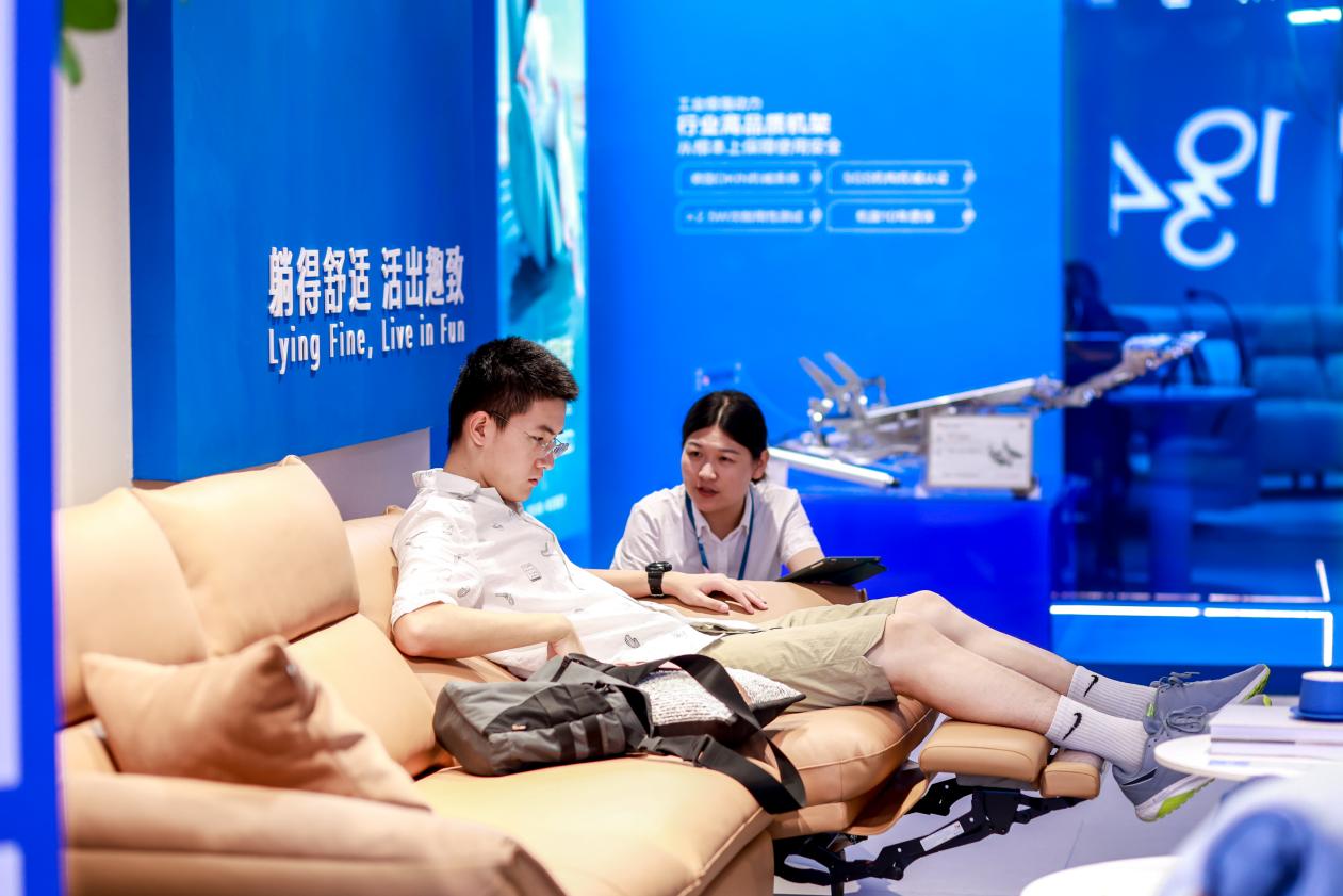 LyinFun懶魔方亮相中國功能智能沙發(fā)展激活時(shí)尚新趣的智慧密碼(圖1)