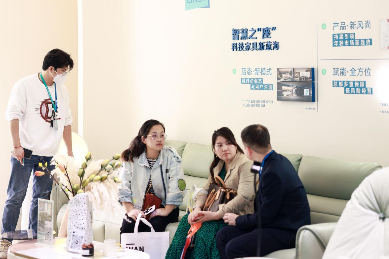 LyinFun懶魔方亮相中國功能智能沙發(fā)展激活時(shí)尚新趣的智慧密碼(圖3)