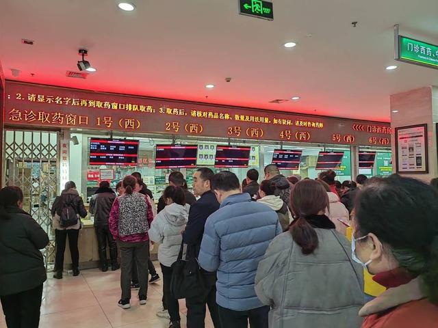 網(wǎng)友吐槽重慶市中醫(yī)院夜間取藥窗口卷簾窗拉得太低 院方：情況屬實(shí)已及時(shí)整改(圖2)