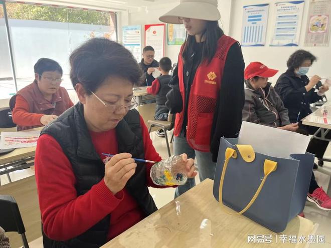 水墨社區(qū)：創(chuàng)意手繪 快樂加“杯”——彩繪玻璃杯活動
