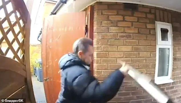 鄰里裝可視門鈴是侵犯隱私？殘疾老人被惡鄰騷擾五年！(圖4)